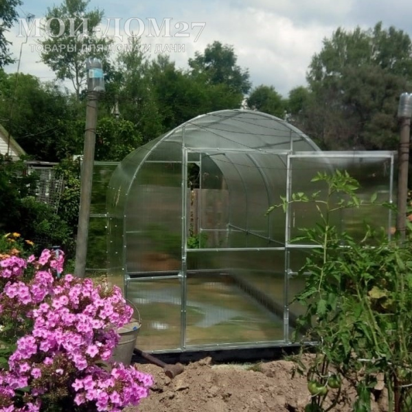 Теплица Трубная Двушка 2х12 метров с поликарбонатом | Мой-Дом27 | Каркас изготовлен из оцинкованной замкнутой трубы 20*20 мм.<br>
 <b>Ширина - 2 метра</b>. Высота - 2,15 метра. Длина 12 метров.<br>
 Выдерживаемая снеговая нагрузка - 100 кг/м2. Выдерживаемая ветровая нагрузка - до 22 м/с.<br>
 Расстояние между дугами 1 метр. <b>Толщина металла дуг 1,2 мм</b>. Ширина двери 0,96 метра.<br>