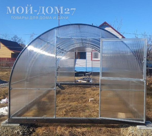 Теплица СверхПрочная 6 метров с поликарбонатом | Мой-Дом27 Теплица СверхПрочная 6 метров с поликарбонатом | Мой-Дом27 | Каркас изготовлен из оцинкованной замкнутой трубы 20*20 мм.<br>
 Ширина - 3 метра. Высота - 2,1 метра. Длина 6 метров.<br>
 Выдерживаемая снеговая нагрузка - 220 кг/м2. Выдерживаемая ветровая нагрузка - до 27 м/с.<br>
 Расстояние между дугами 1 метр. Толщина металла 1 мм. <b>ДВОЙНАЯ ДУГА</b><br>