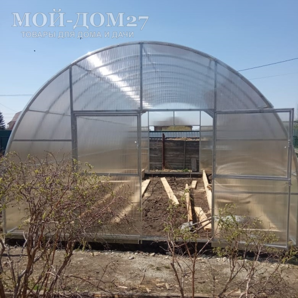 Теплица Фермерская 4,2х4 метра с поликарбонатом | Мой-Дом27 Теплица Фермерская 4,2х4 метра с поликарбонатом | Мой-Дом27 | Каркас изготовлен из оцинкованной замкнутой трубы 30*20 мм.<br>
 <b>Ширина - 4,2 метра</b>. Высота - 2,75 метра. Длина - 4 метра<br>
 Выдерживаемая снеговая нагрузка - 150 кг/м2. Выдерживаемая ветровая нагрузка - до 27 м/с.<br>
 <b>Расстояние между дугами 0,65 метра. Толщина металла дуги 1,2 мм. С каждого торца по две двери и форточки в дверях</b><br>
 <b>
Стрингеров (горизонтальных соединений дуг) – 9 шт. </b><br>