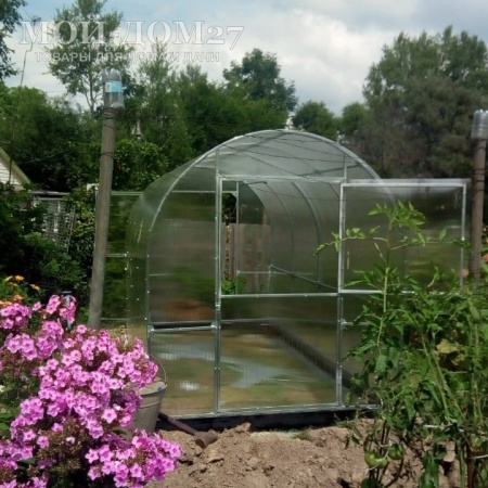 Теплица Трубная Двушка 2х10 метров с поликарбонатом | Мой-Дом27 | Каркас изготовлен из оцинкованной замкнутой трубы 20*20 мм.<br>
 <b>Ширина - 2&nbsp;метра</b>.&nbsp;Высота - 2,15 метра. Длина 10 метров.<br>
 Выдерживаемая снеговая нагрузка - 100 кг/м2. Выдерживаемая ветровая нагрузка - до 22 м/с.<br>
 Расстояние между дугами 1 метр.&nbsp;<b>Толщина металла дуг 1,2 мм</b>.&nbsp;Ширина двери 0,96 метра.<br>