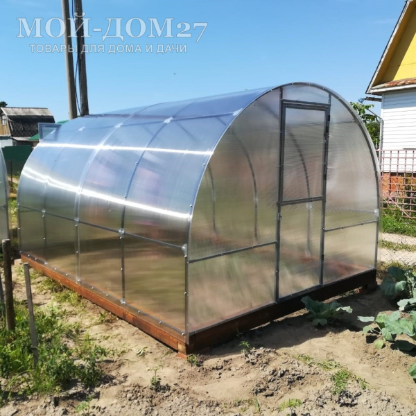 Теплица Мария Делюкс 6 метров с поликарбонатом | Мой-Дом27 | Каркас изготовлен из окрашенной замкнутой трубы 20*20 мм.<br>
 Ширина - 3 метра. Высота - 2,1 метра. Длина 6 метров.<br>
 Выдерживаемая снеговая нагрузка - 40 кг/м2. Выдерживаемая ветровая нагрузка - до 22 м/с.<br>
 Расстояние между дугами 1 метр.&nbsp;<b>Толщина металла 1,2 мм</b>.<br>