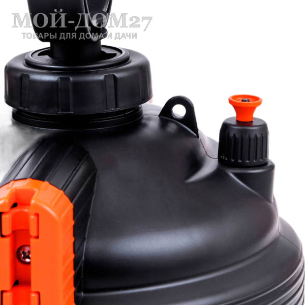 Опрыскиватель пневматический 5 л. ЖУК оптима (ОП-220) | Мой-Дом27 | Объем бака: 5 л.<br>
Диаметр заливной горловины: 265 мм<br>
Тип брандспойта: Не телескопический 650 мм<br>
Рабочее давление: 2,3±0,3 атм<br>
Расход рабочей жидкости 0,6-0,8 л/мин<br>
Регулировка распыла: от струи до тумана