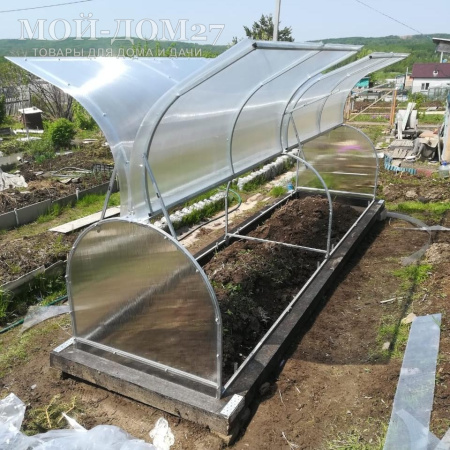 Парник Бабочка 6 метров | Мой-Дом27 | Подход предусмотрен с двух сторон, открыт доступ даже в дальний уголок с хорошим проветриванием.<br>
 Неожиданное закрытие предотвращается подпоркой входящей в комплект.<br>
 <b>Створки открываются с обеих сторон.<br>
 </b><b>Металл</b>&nbsp;- оцинкованная труба 20*20 мм.<br>
 <b>Ширина&nbsp;</b>- 1&nbsp;метр<br>
 <b>Высота&nbsp;</b>- 1&nbsp;метр
