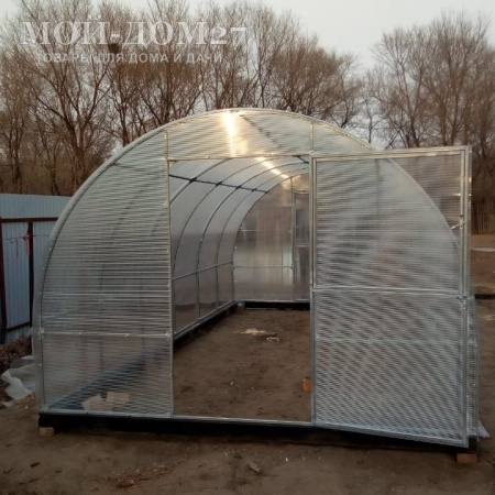 Теплица Сибирская Усиленная 10 метров с поликарбонатом | Мой-Дом27 | Каркас изготовлен из оцинкованной замкнутой трубы 20*20 мм.<br>
 Ширина - 3 метра. Высота - 2,1 метра. Длина 10 метров. <br>
 Выдерживаемая снеговая нагрузка - 100 кг/м2. Выдерживаемая ветровая нагрузка - до 15 м/с.<br>
 Расстояние между дугами 1 метр. <b>Толщина металла дуг 1,2 мм</b>. Ширина двери 0,96 метра.<br>