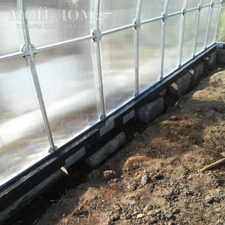 Теплица Крепче Усиленная 10 метров с поликарбонатом | Мой-Дом27 | Каркас изготовлен из оцинкованной замкнутой трубы 30*20 мм.<br>
 Ширина - 3&nbsp;метра. Высота - 2,1 метра. Длина 10 метров.&nbsp;<br>
 Выдерживаемая снеговая нагрузка - 230 кг/м2. Выдерживаемая ветровая нагрузка - до 28 м/с.<br>
 <b>ЦЕЛЬНОСВАРНЫЕ ТОРЦЫ и ДУГИ. Расстояние между дугами 0,65&nbsp;метра.</b><br>
 Толщина металла дуг 1&nbsp;мм. Ширина двери 0,96 метра.<br>