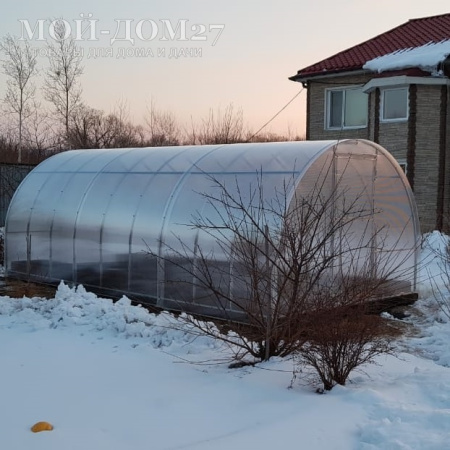Теплица Дачница Усиленная 10 метров с поликарбонатом | Мой-Дом27 | Каркас изготовлен из оцинкованной замкнутой трубы 30*20 мм.<br>
 Ширина - 3 метра. Высота - 2,1 метра. Длина 10 метров.<br>
 Выдерживаемая снеговая нагрузка - 80 кг/м2. Выдерживаемая ветровая нагрузка - до 15 м/с.<br>
 <b>Расстояние между дугами 0,65 метра</b>.&nbsp;Толщина металла 1&nbsp;мм