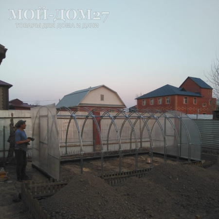 Теплица СверхПрочная Усиленная 12 метров с поликарбонатом | Мой-Дом27 | Каркас изготовлен из оцинкованной замкнутой трубы 20*20 мм.<br>
 Ширина - 3 метра. Высота - 2,1 метра. Длина 12 метров.<br>
 Выдерживаемая снеговая нагрузка - 300 кг/м2. Выдерживаемая ветровая нагрузка - до 22 м/с.<br>
 <b>Расстояние между дугами 0,65 метра. ДВОЙНАЯ ДУГА под дугой приварена еще одна дуга - толщина металла каждой дуги 1,2 мм.</b> Ширина двери 0,96 метра.<br>