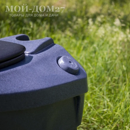 Компостный туалет Rostok 230 (черный гранит) | Мой-Дом27 | Стационарный компостный биотуалет цвета черный гранит емкостью накопительного бака 230 л. Этого хватит на весь дачный сезон.
Особенность является удобное опорожнение через дверцу снаружи помещения. Уборные отходы после полного цикла компостирования представляют собой ценное удобрение для почвы.