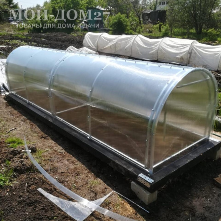 Парник Бабочка 4 метра | Мой-Дом27 | Подход предусмотрен с двух сторон, открыт доступ даже в дальний уголок с хорошим проветриванием.<br>
 Неожиданное закрытие предотвращается подпоркой входящей в комплект.<br>
 <b>Створки открываются с обеих сторон.<br>
 </b><b>Металл</b>&nbsp;- оцинкованная труба 20*20 мм.<br>
 <b>Ширина&nbsp;</b>- 1&nbsp;метр<br>
 <b>Высота&nbsp;</b>- 1&nbsp;метр