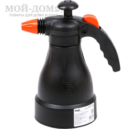 Опрыскиватель ручной 1,2 л. ЖУК оптима (ОП-230) | Мой-Дом27 | Пневматический ручной опрыскиватель - литьевой бак с "головой", в которую встроен насос и распылитель&nbsp;<br>
 <u>Радиус распыла</u>:&nbsp;от 10 до 400 мм<br>
 <u>Регулировка распыла</u>:&nbsp;от струи до тумана<br>