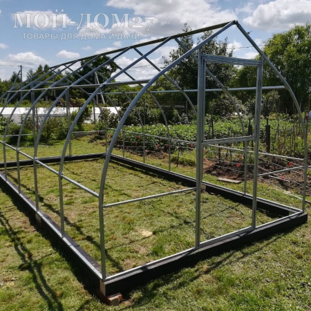 Теплица Дачница Остроконечная 12 метров с поликарбонатом | Мой-Дом27 | Каркас изготовлен из оцинкованной замкнутой трубы 30*20 мм.<br>
 Ширина - 3 метра. Высота - 2,2 метра. Длина 12 метров.&nbsp;<br>
 Выдерживаемая снеговая нагрузка - 80 кг/м2. Выдерживаемая ветровая нагрузка - до 15 м/с.&nbsp;<br>
 Расстояние между дугами 1 метр. Толщина металла 1&nbsp;мм.&nbsp;<b>Форма - капелька</b><br>