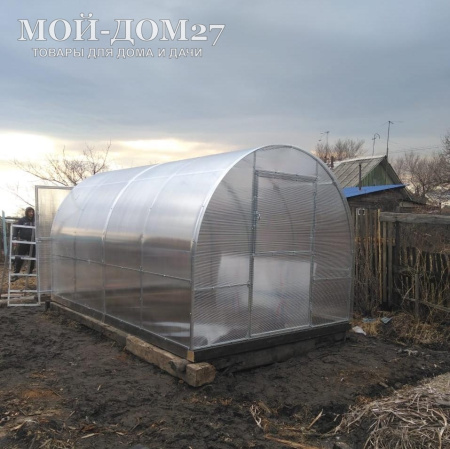 Теплица Трубная 2,5х12 метров с поликарбонатом | Мой-Дом27 | Каркас изготовлен из оцинкованной замкнутой трубы 20*20 мм.<br>
 <b>Ширина - 2,5 метра.</b> Высота - 2,15 метра. Длина - 12 метров.<br>
 Выдерживаемая снеговая нагрузка - 100 кг/м2. Выдерживаемая ветровая нагрузка - до 22 м/с. <br>
 Расстояние между дугами 1 метр. <b>Толщина металла дуг 1,2 мм.</b> Ширина двери 0,96 метра.<br>